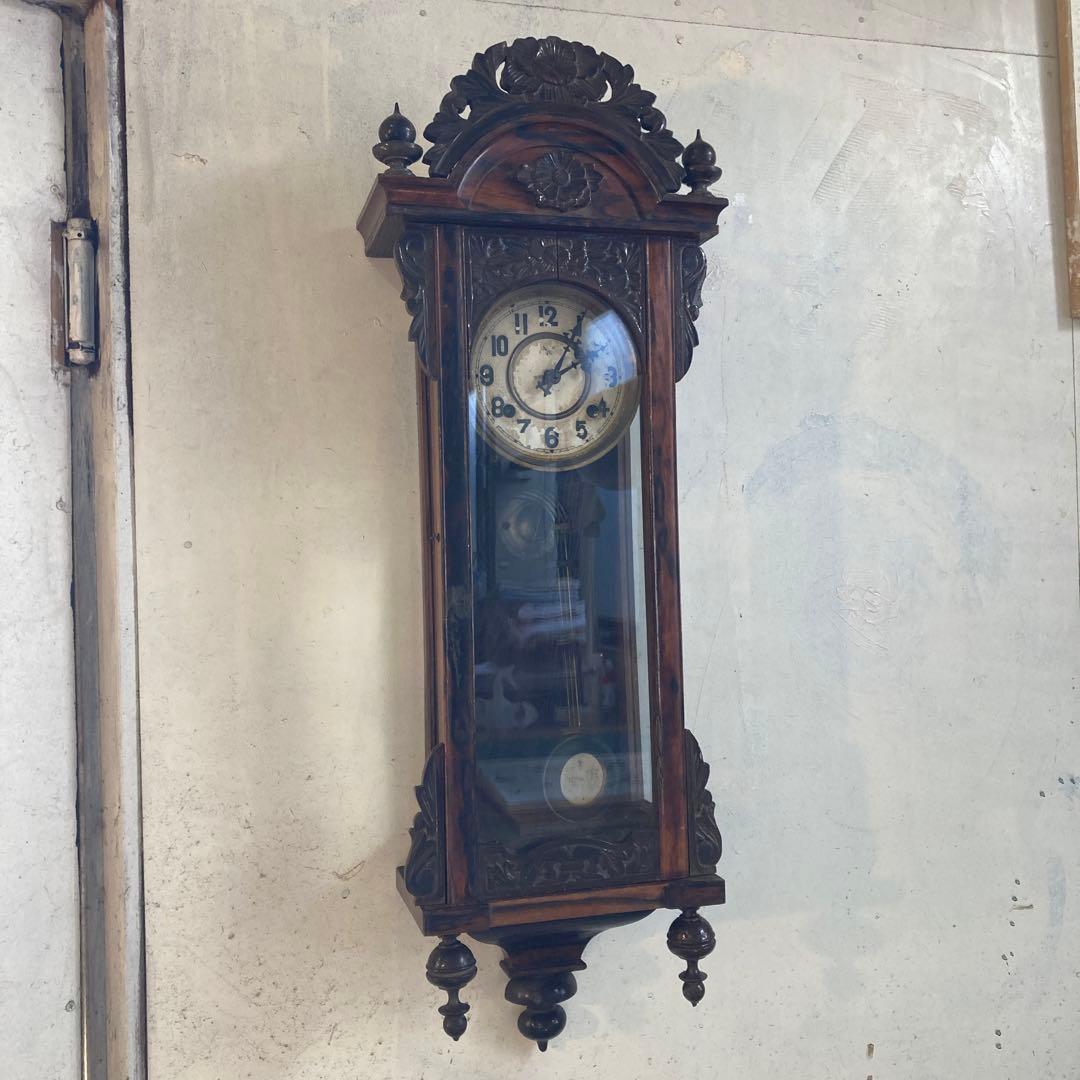 朽ちた黒柿の振り子時計 動作品です。 3面ガラス張り 木彫 壁掛け 油差し付き