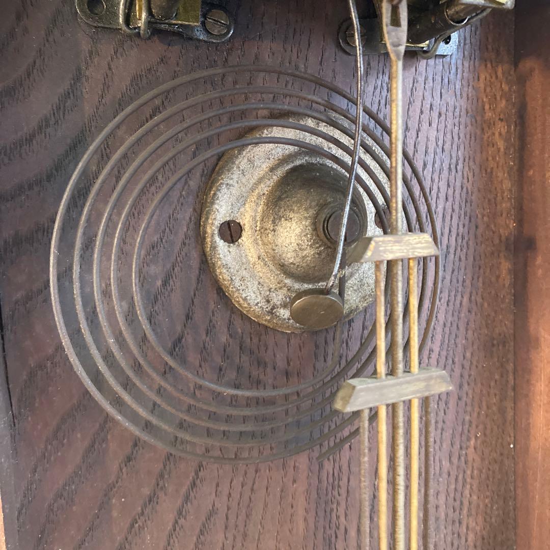 朽ちた黒柿の振り子時計 動作品です。 3面ガラス張り 木彫 壁掛け 油差し付き