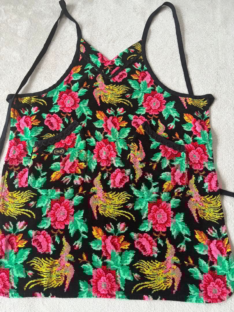 FELLER 花柄エプロン Vネック 黒