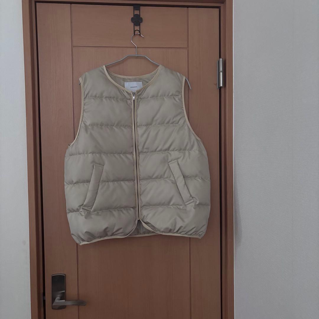 〈FRAMeWORK〉 ダウンベスト/ベージュ