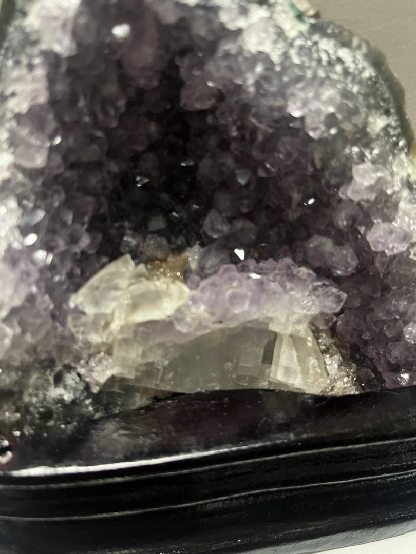 ウルグアイアメジスト　カルサイト共生　原石　ドーム木製台座付き