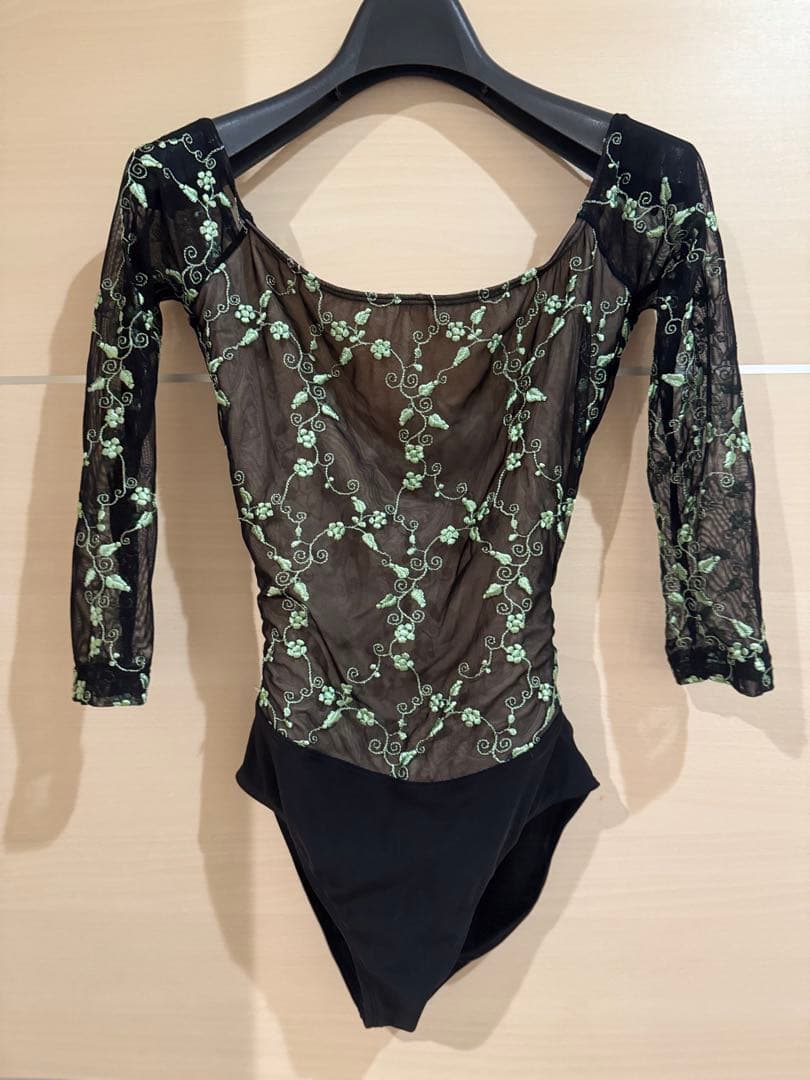 デラノミラノ　黒と緑の刺繍レオタード