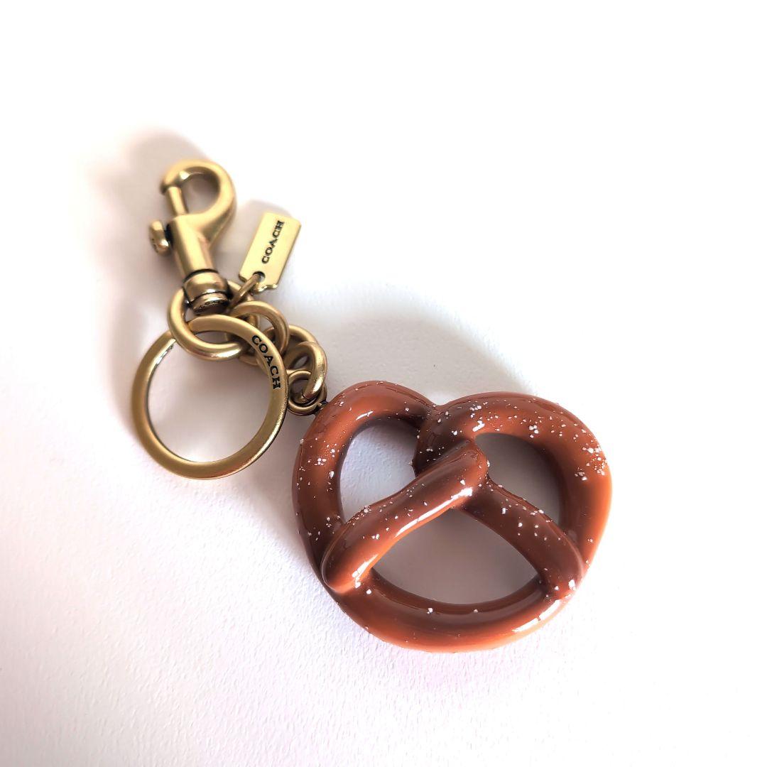 COACH プレッツェル型キーホルダー
