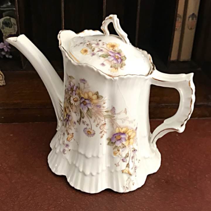 アンティーク 模様もフォルムも素敵なポット スミレのカップに合わせて