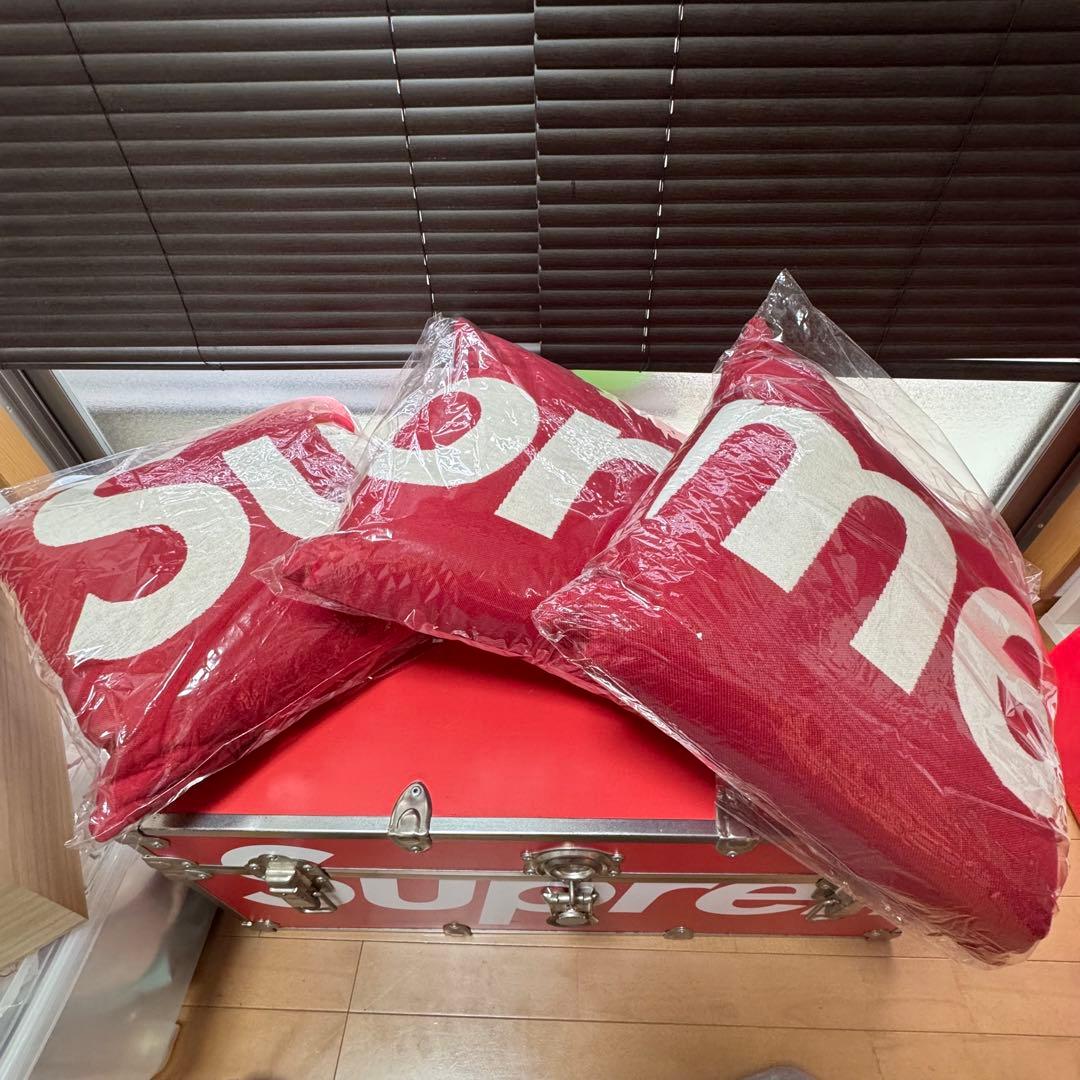 Supreme ロゴ入りレッドクッション 3個セット