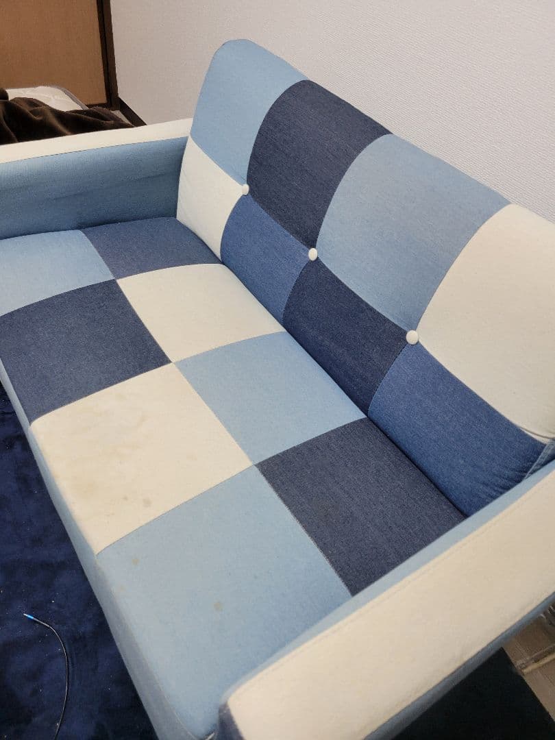 青と白のチェック柄 2人掛けソファ