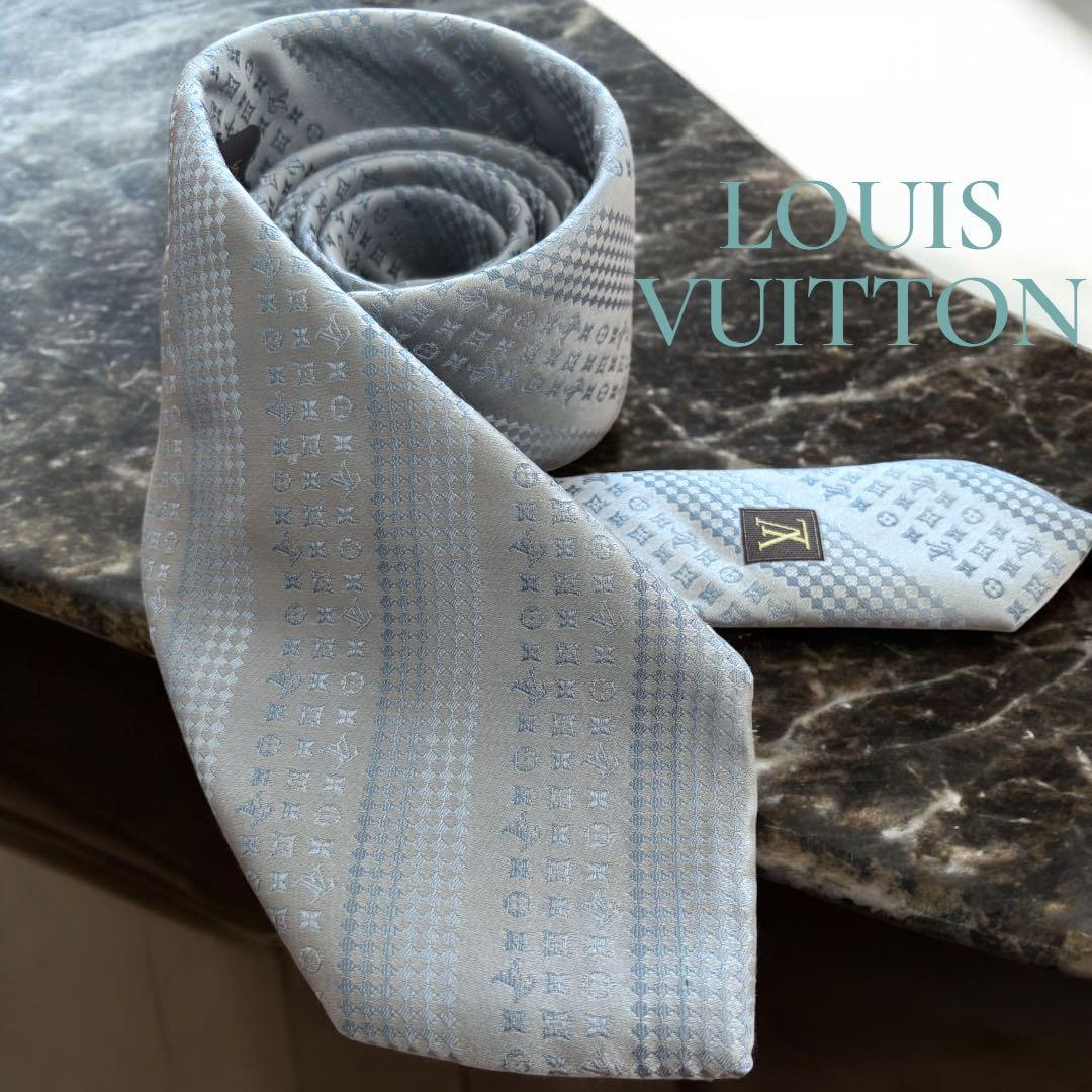 美品！ルイヴィトン ネクタイ シルク100 モノグラム 総柄 シルバー　水色