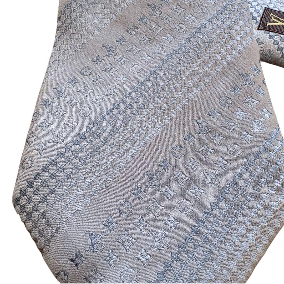 美品！ルイヴィトン ネクタイ シルク100 モノグラム 総柄 シルバー　水色