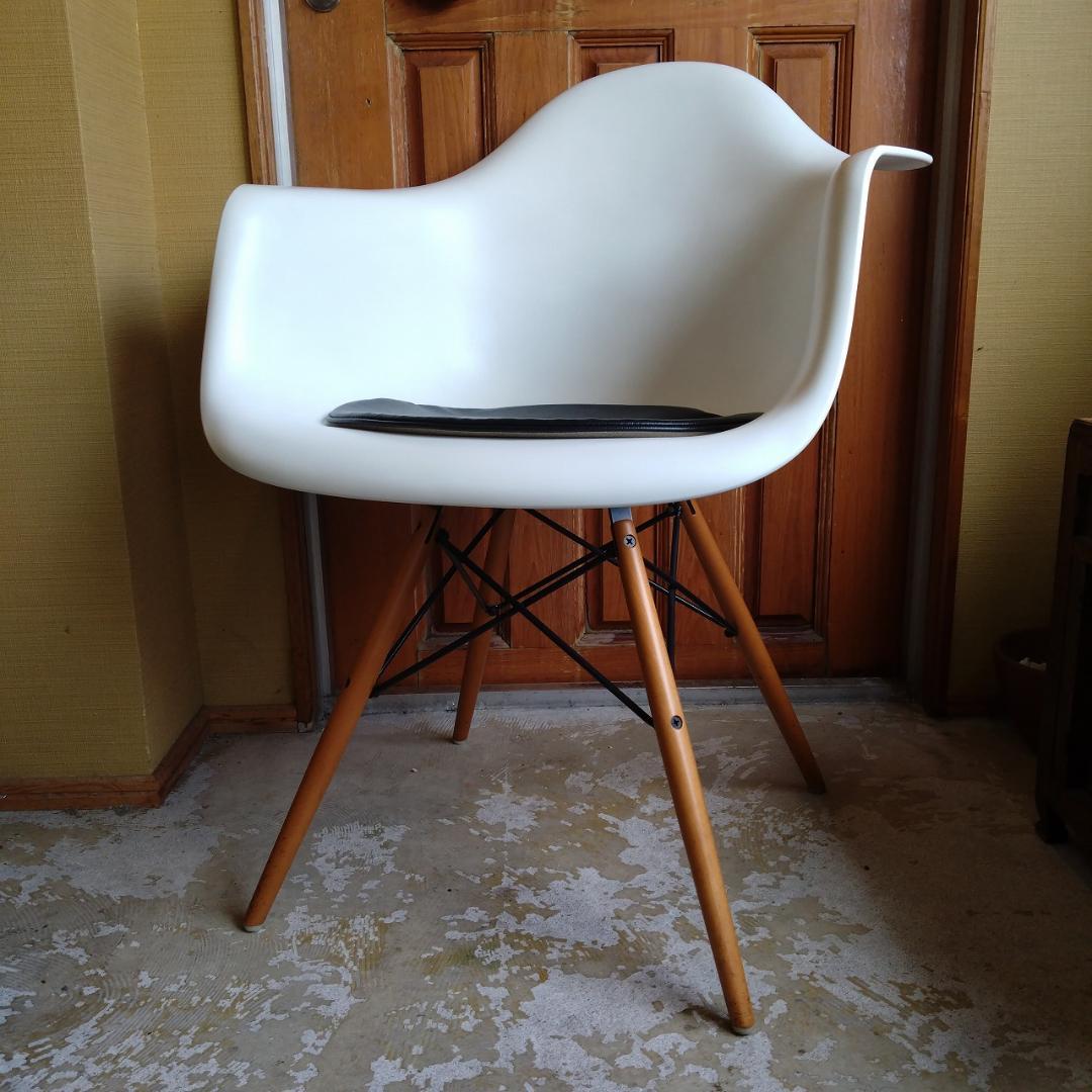 ハーマンミラー　イームズ　アームシェルチェア　座面シート付