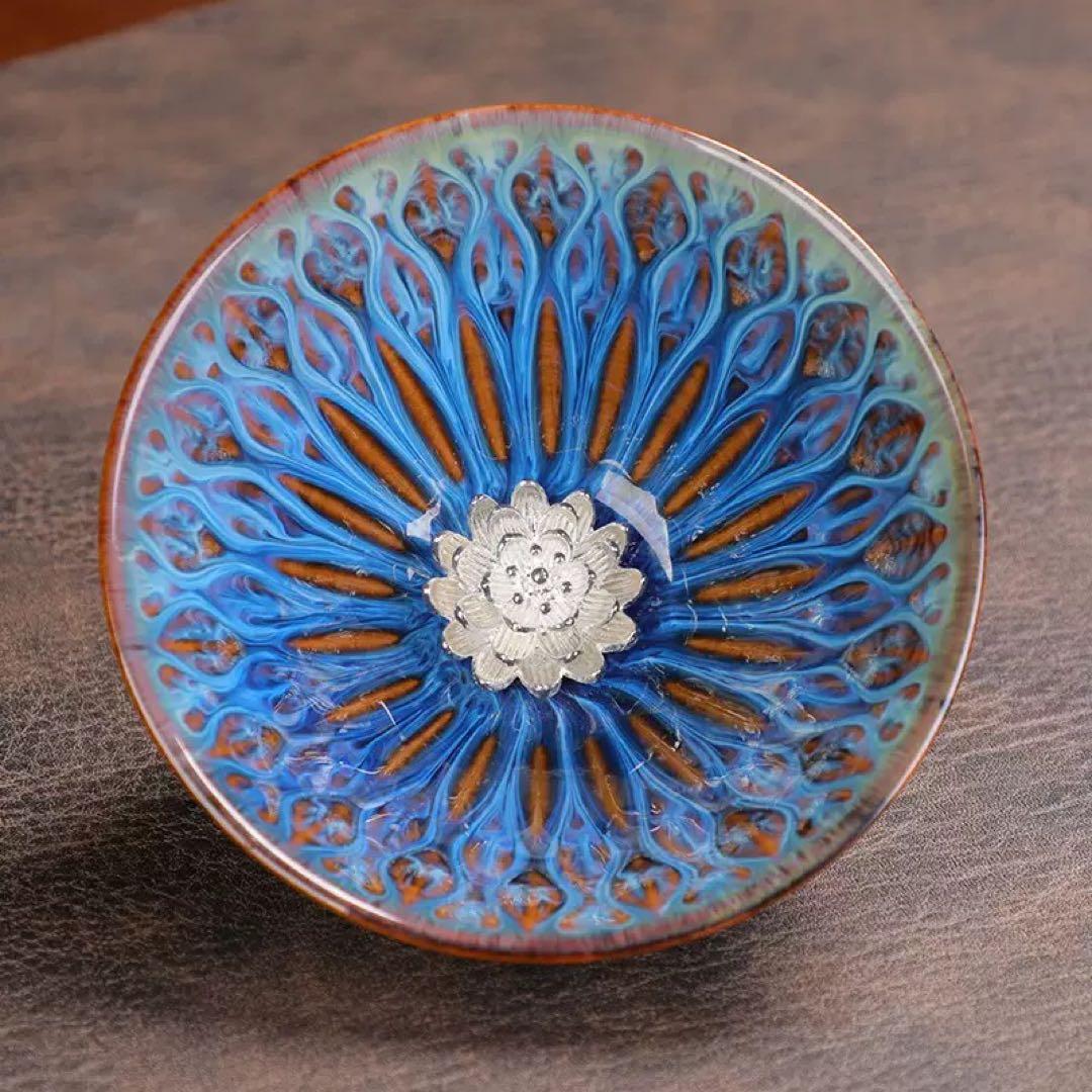 青と白の花模様の茶碗