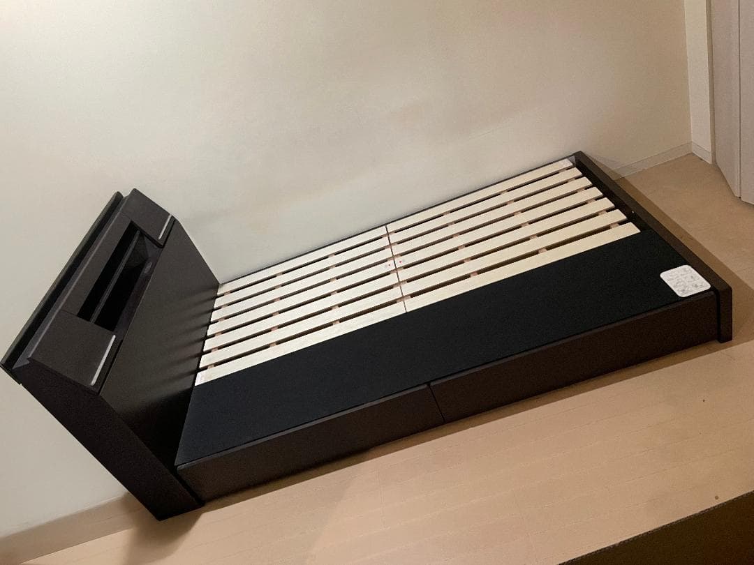 【引取り限定　東京都荒川区】セミダブルベッドフレーム　ニトリ