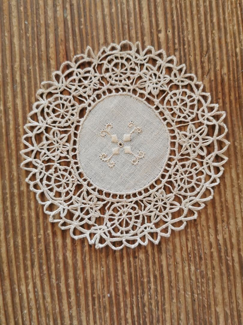 アンティーク イタリア レティシアレース刺繍 花のニードルワーク リネンドイリー