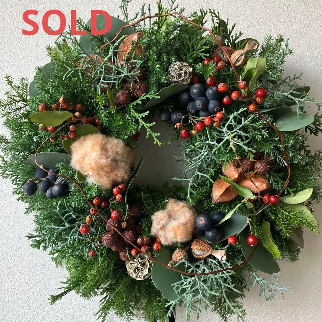 コットンと賑やかな森のクリスマスリース　シャリンバイ　野バラの実