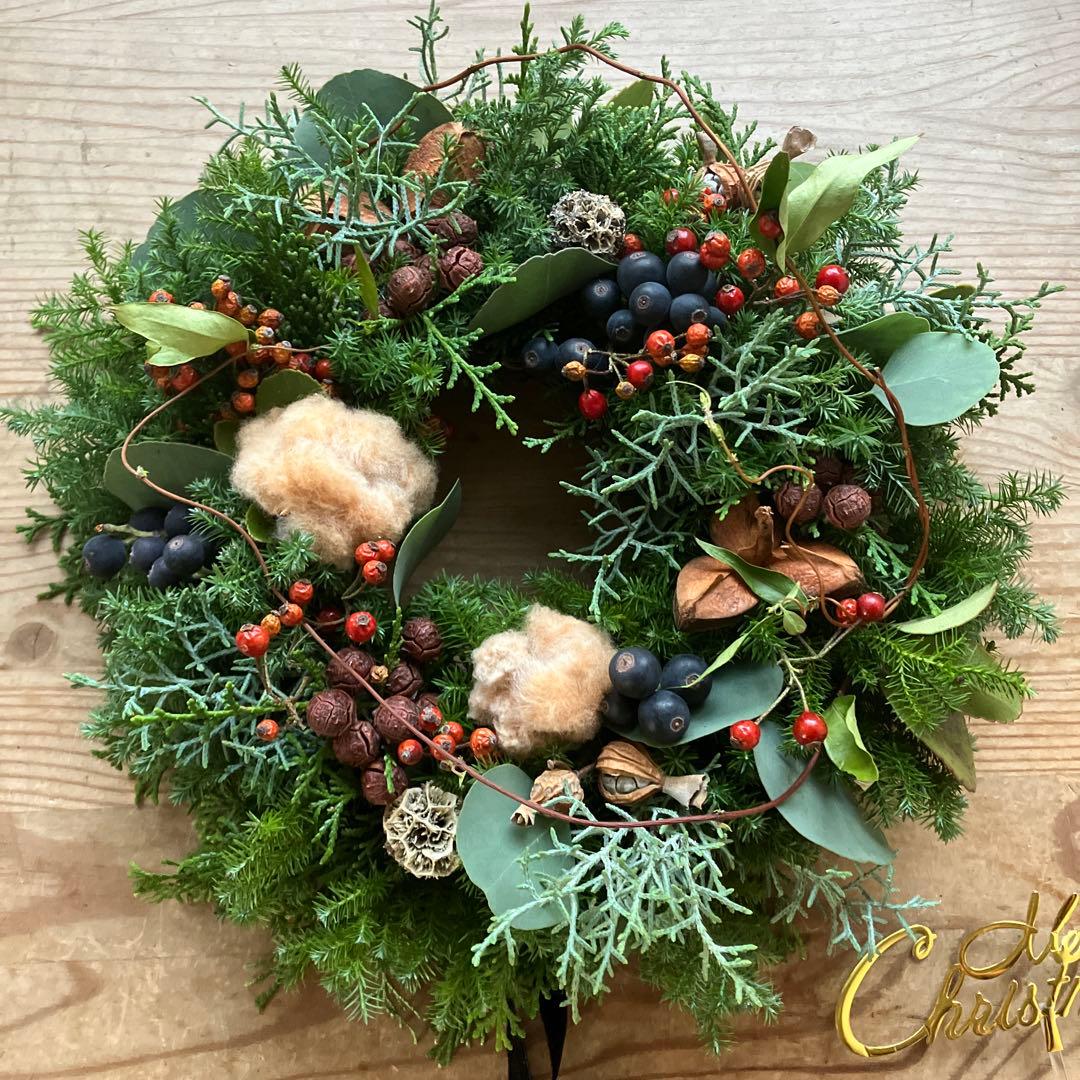 コットンと賑やかな森のクリスマスリース　シャリンバイ　野バラの実
