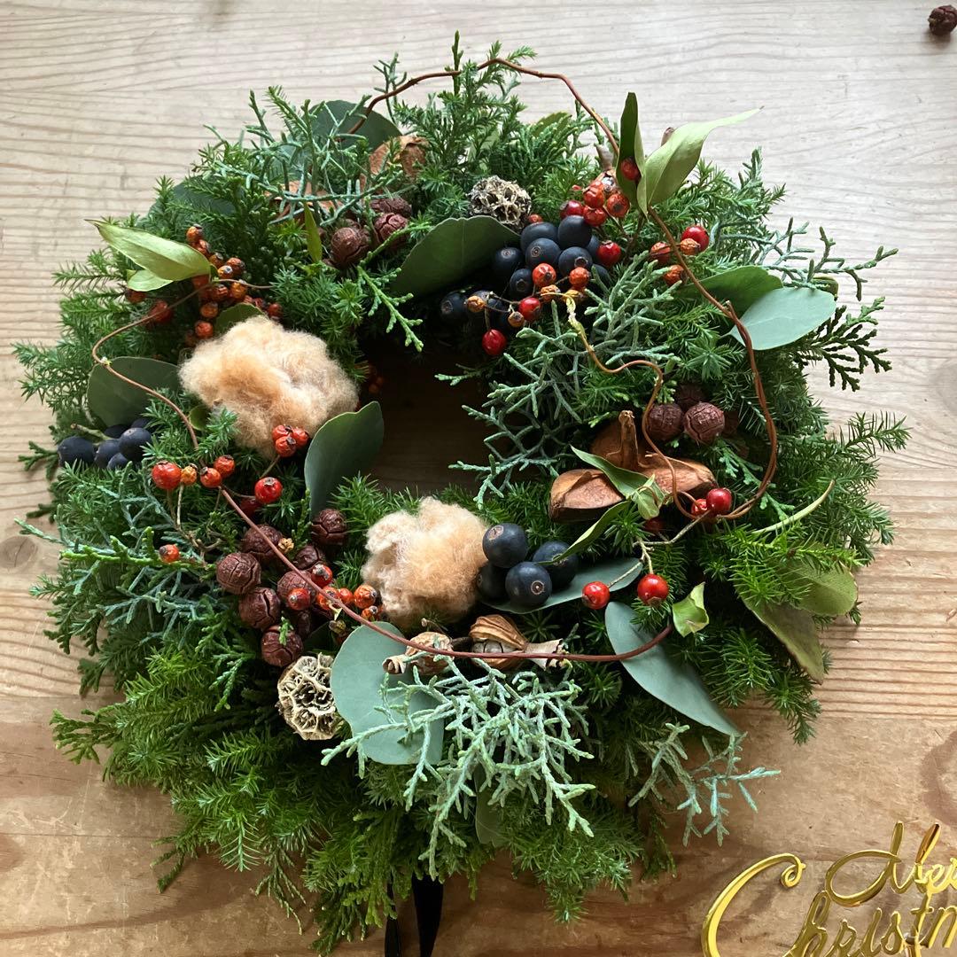 コットンと賑やかな森のクリスマスリース　シャリンバイ　野バラの実