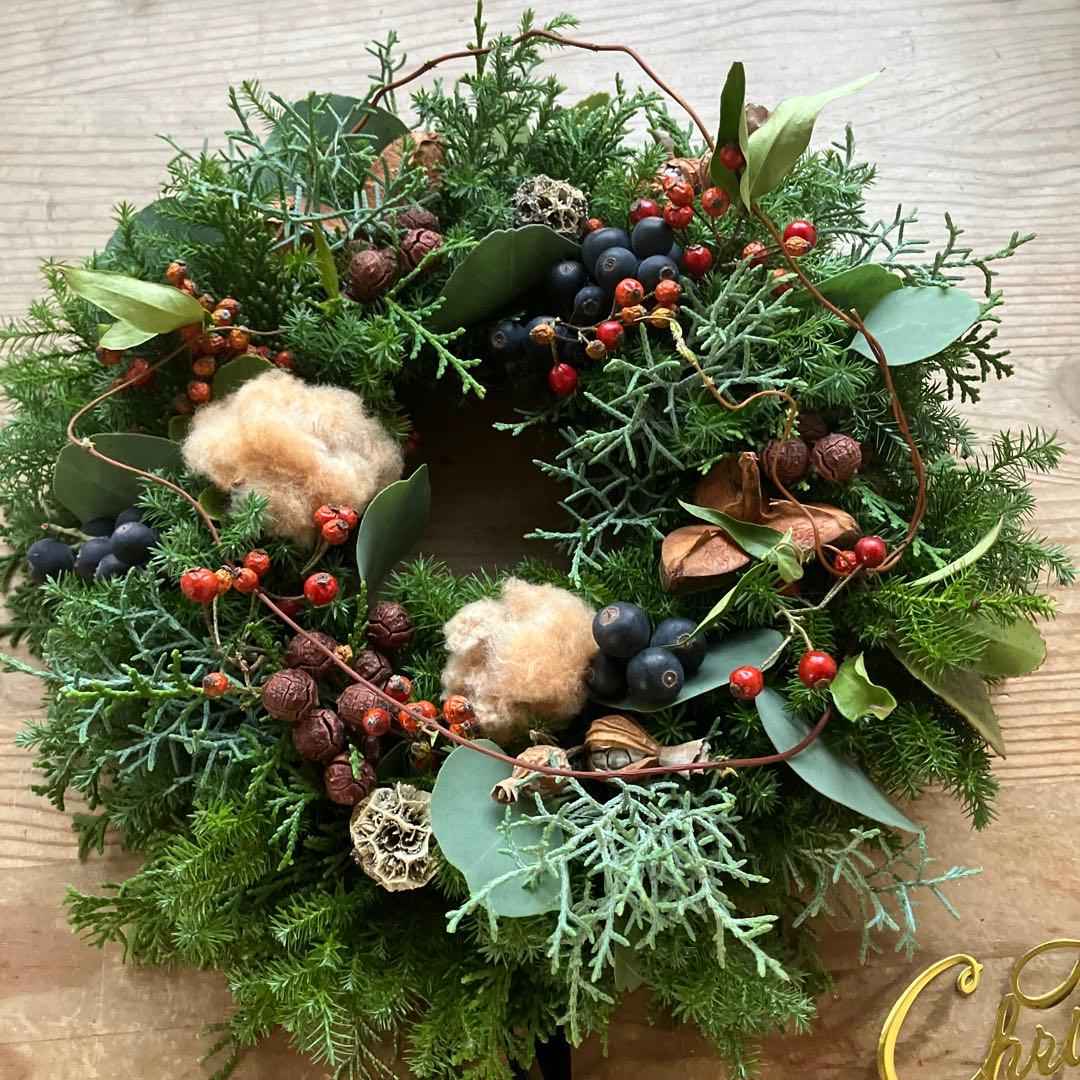 コットンと賑やかな森のクリスマスリース　シャリンバイ　野バラの実