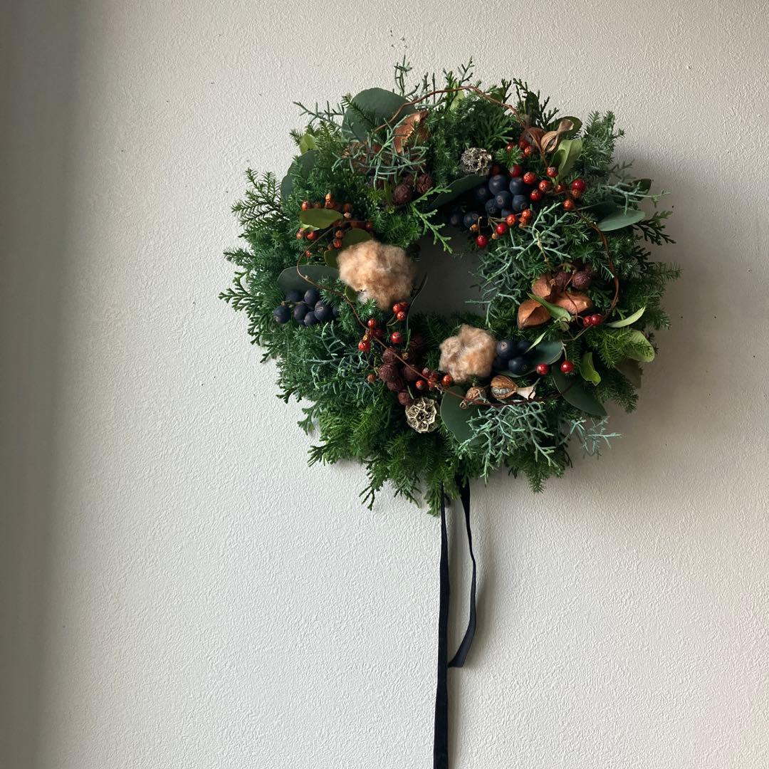 コットンと賑やかな森のクリスマスリース　シャリンバイ　野バラの実