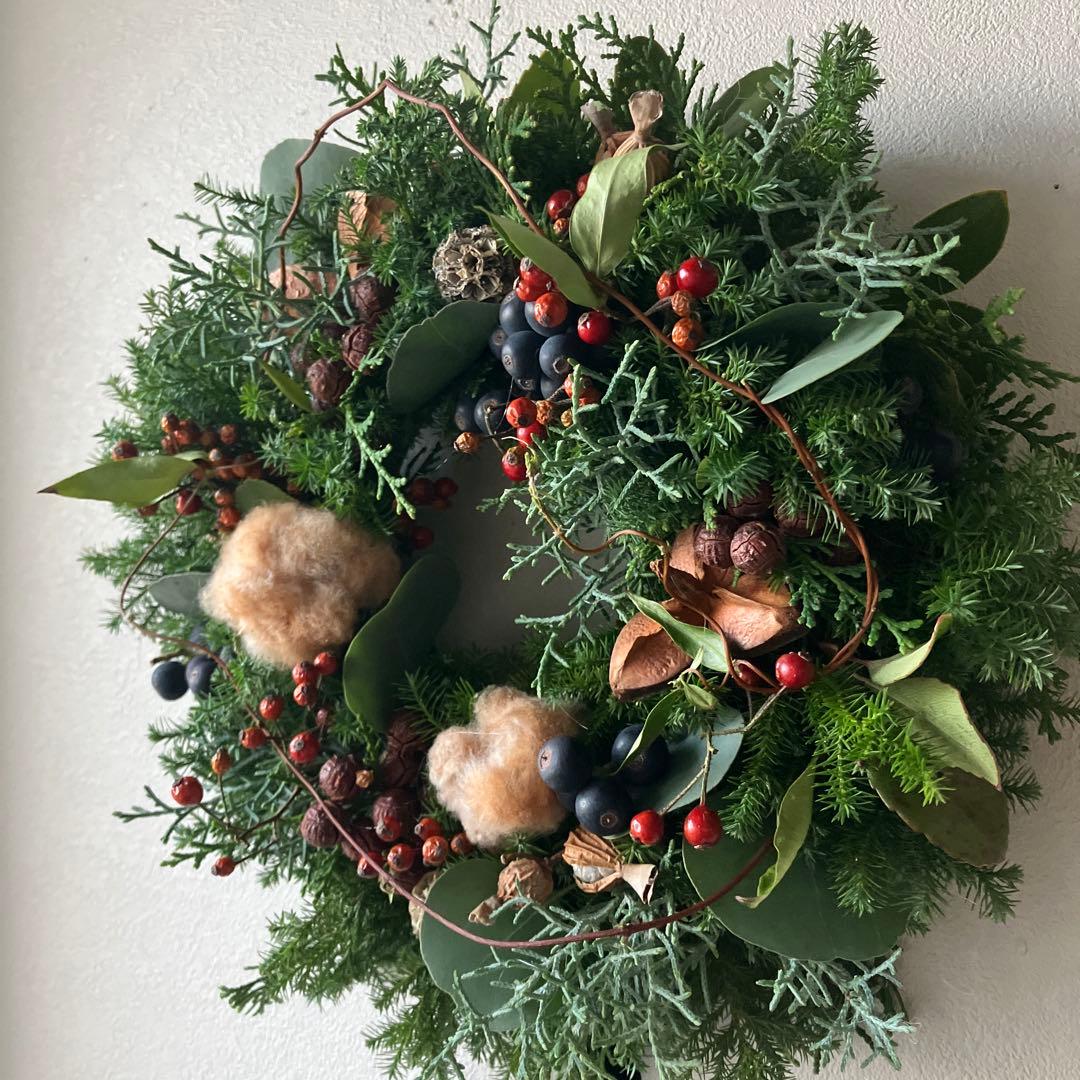 コットンと賑やかな森のクリスマスリース　シャリンバイ　野バラの実