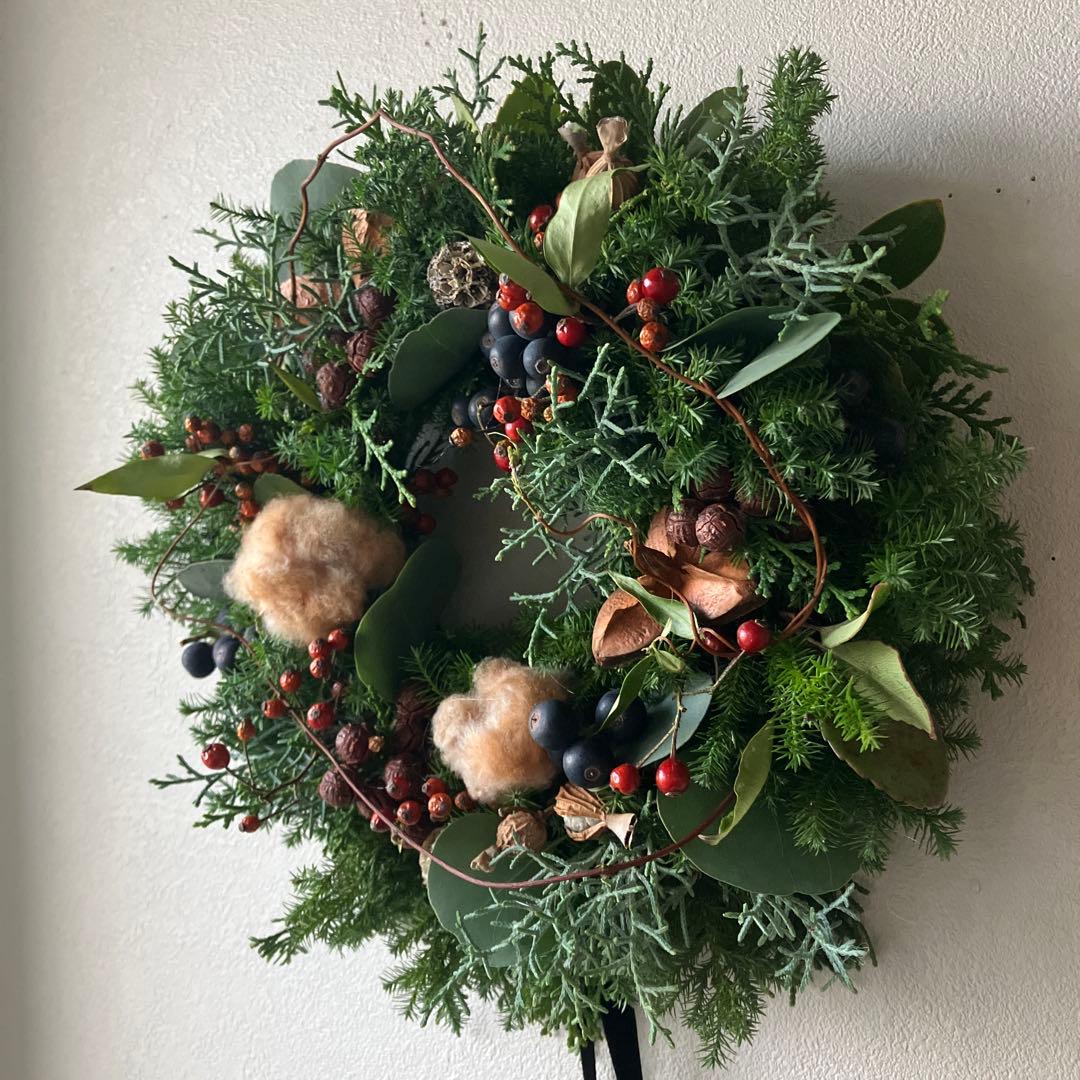 コットンと賑やかな森のクリスマスリース　シャリンバイ　野バラの実