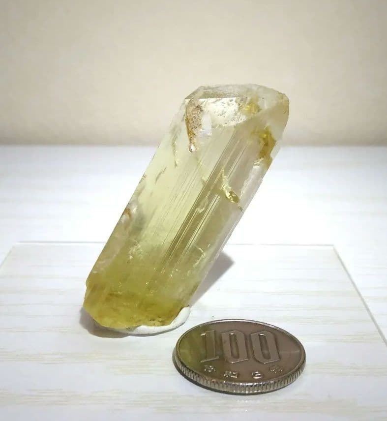 ヒデナイト　宝石質鉱物標本