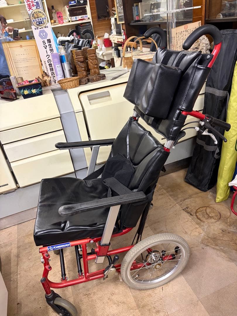 KAWAMURA 赤い介助用車椅子