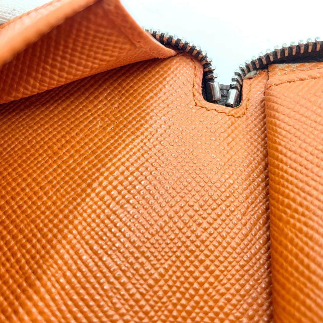 極美品　プラダ　ラウンドファスナー　ブラウン　サフィアーノレザー　三角ロゴ