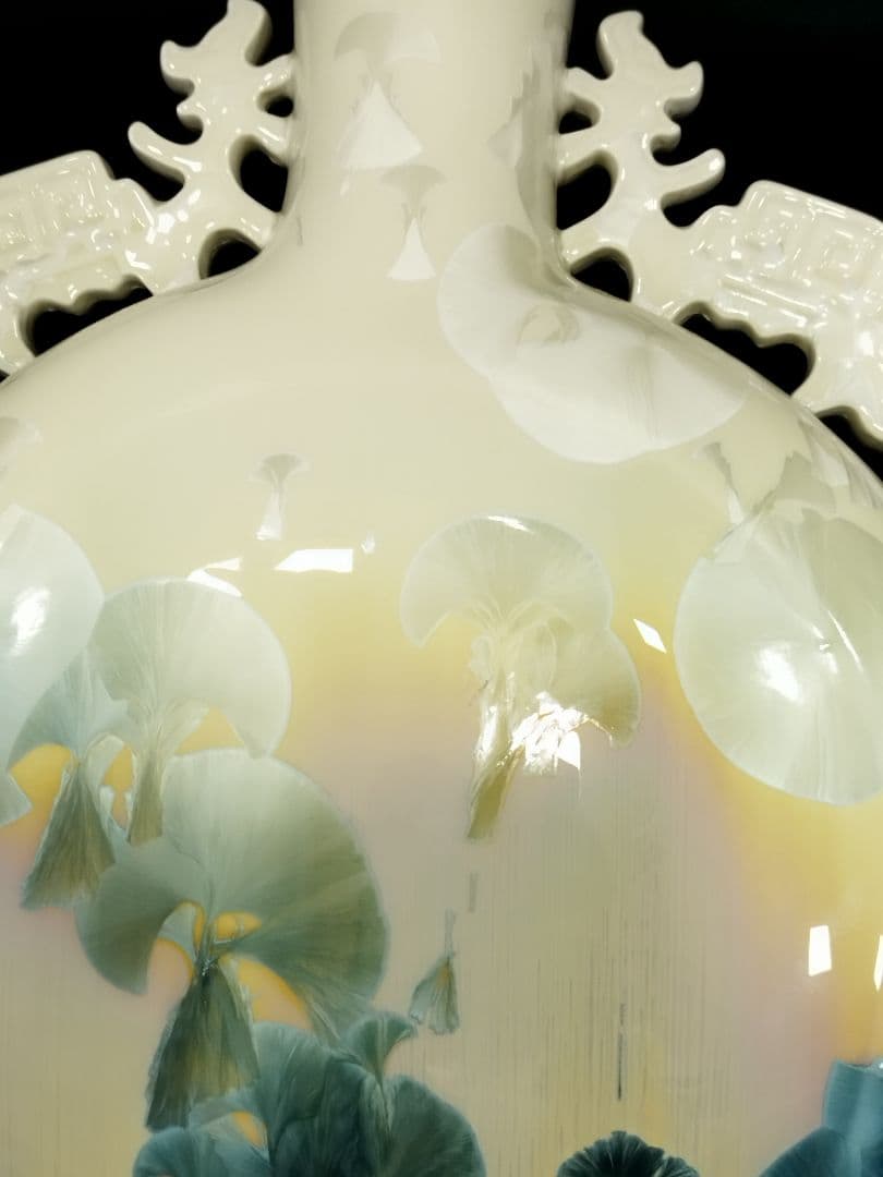 中国の壺 陶器製 花瓶 白 青 花模様 高さ約44cm 幅約32cm 台座付き