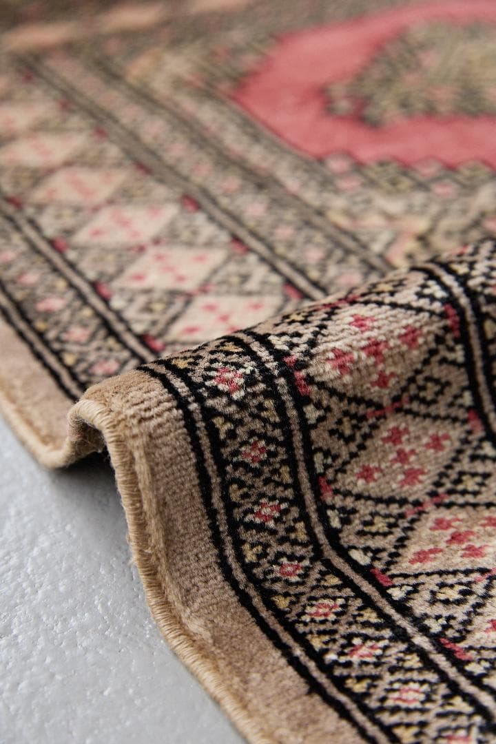 ヴィンテージラグ　トライバルラグ　パキスタン産（90×65cm）赤　ベージュ　黒