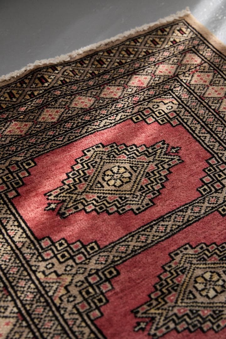 ヴィンテージラグ　トライバルラグ　パキスタン産（90×65cm）赤　ベージュ　黒