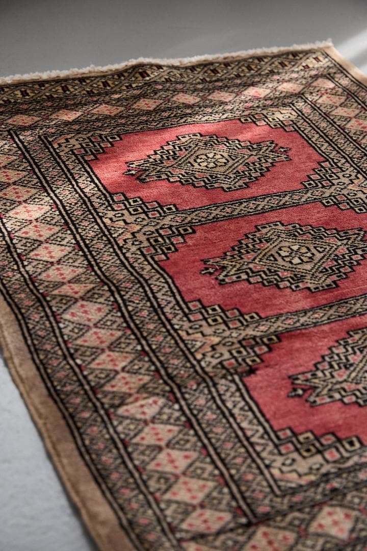 ヴィンテージラグ　トライバルラグ　パキスタン産（90×65cm）赤　ベージュ　黒