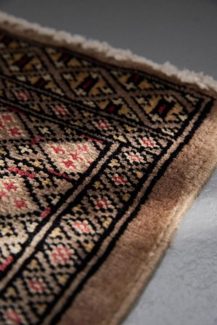 ヴィンテージラグ　トライバルラグ　パキスタン産（90×65cm）赤　ベージュ　黒