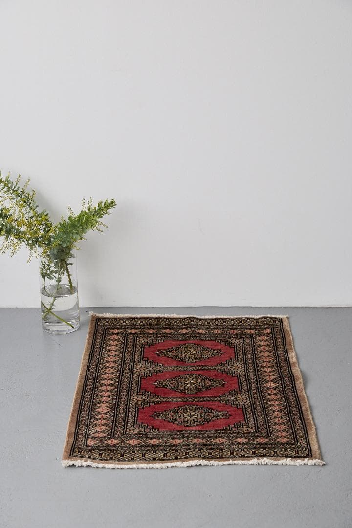 ヴィンテージラグ　トライバルラグ　パキスタン産（90×65cm）赤　ベージュ　黒