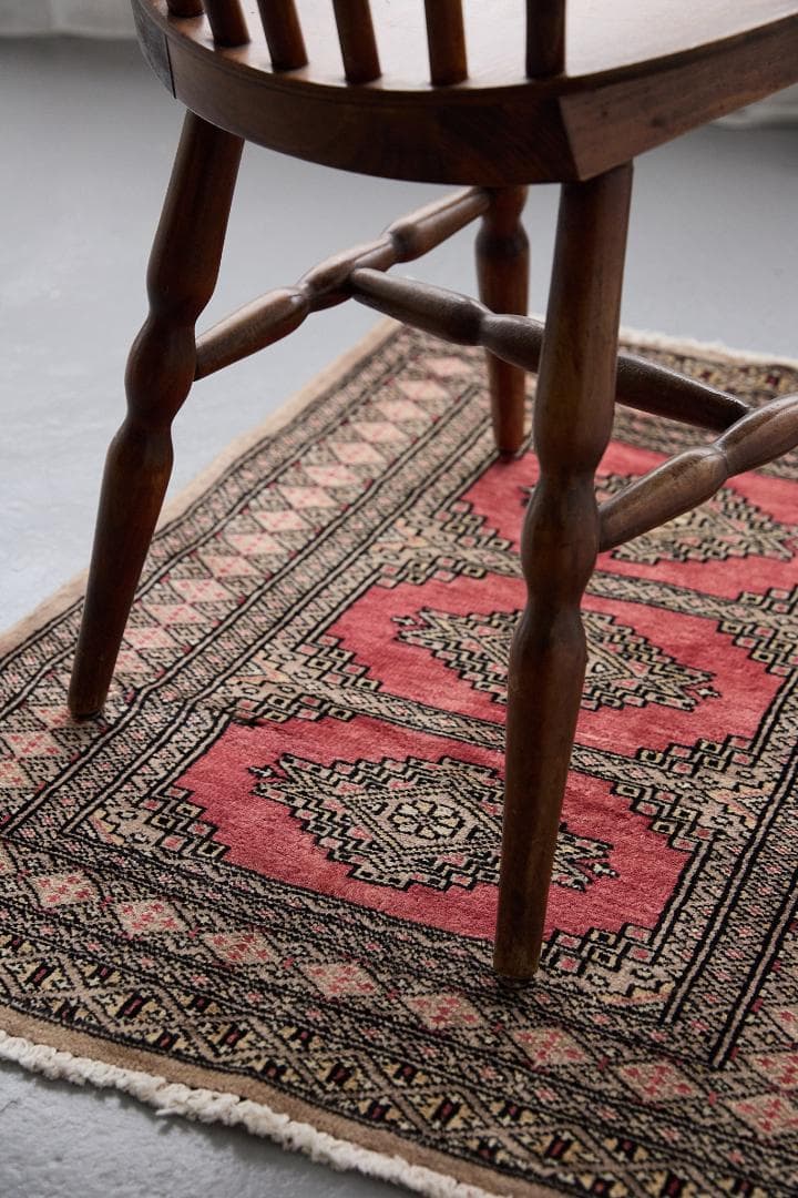 ヴィンテージラグ　トライバルラグ　パキスタン産（90×65cm）赤　ベージュ　黒