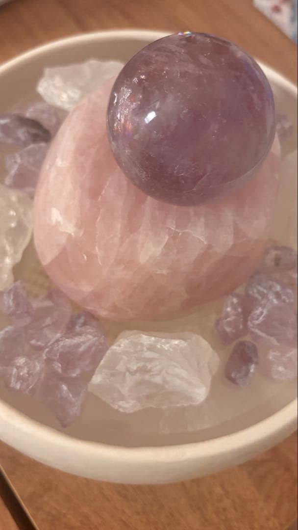 クリスタルファウンテン大アメジストとローズクォーツガラスの器と陶器の器2つ付き