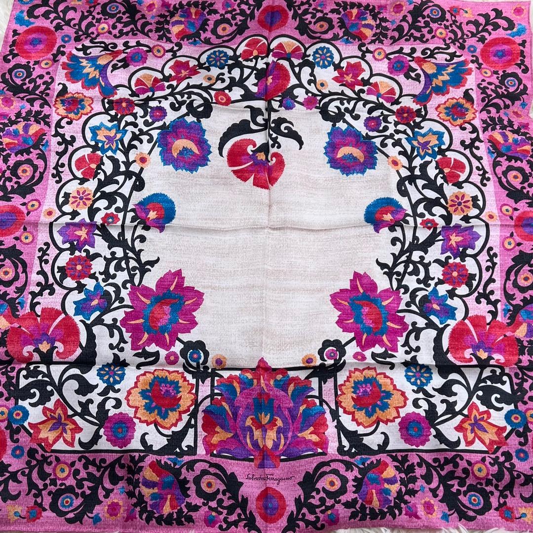新品　Salvatore Ferragamo スカーフ フラワー 花柄　シルク
