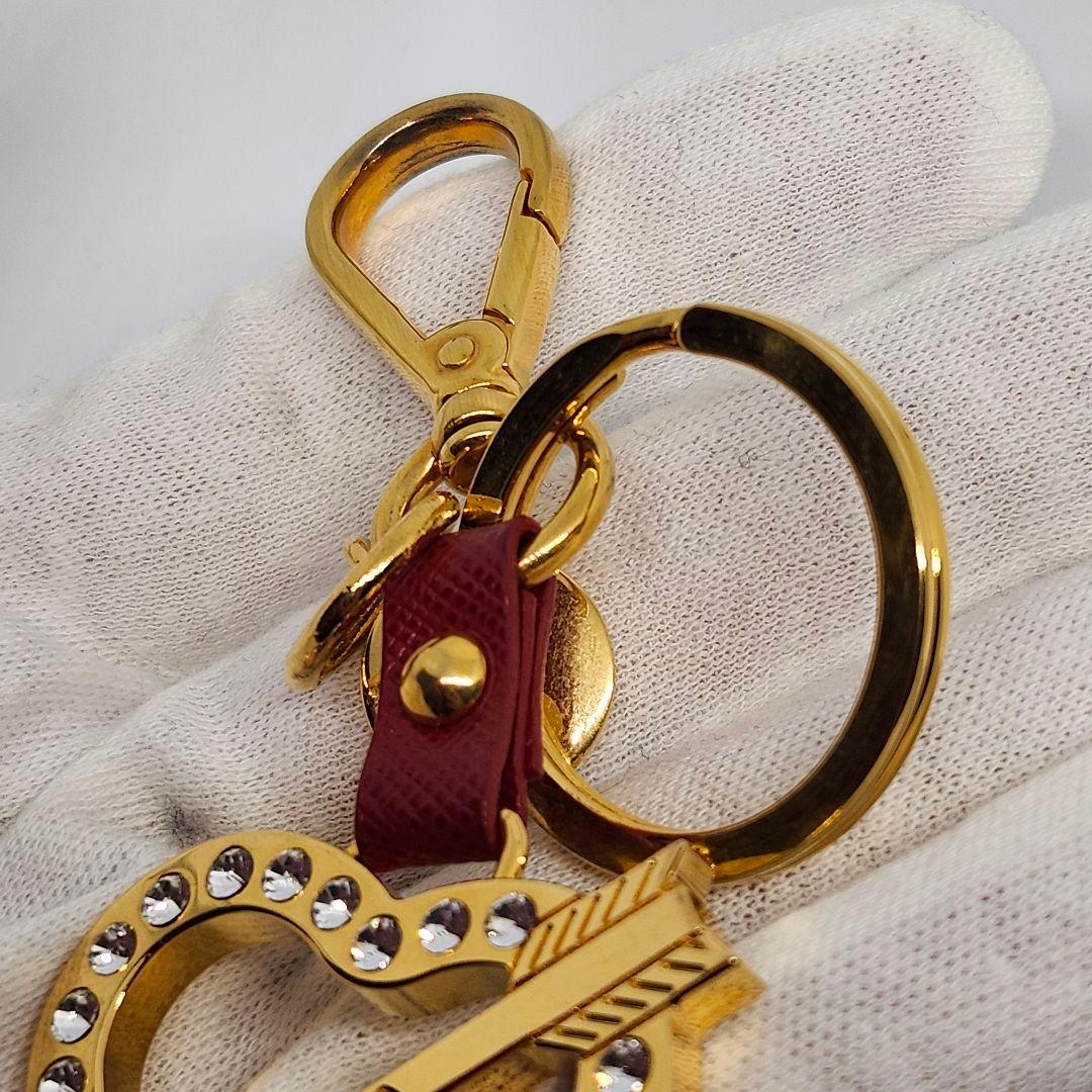 美品 PRADA プラダ ゴールド ストーン ハート矢 クリスタル キーホルダー