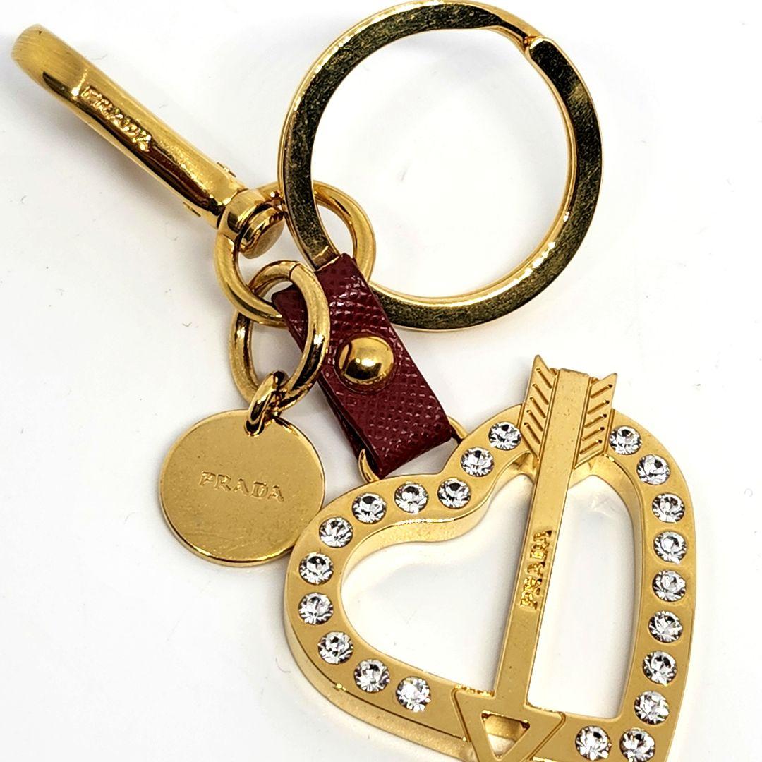 美品 PRADA プラダ ゴールド ストーン ハート矢 クリスタル キーホルダー