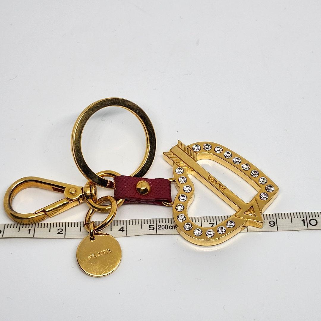 美品 PRADA プラダ ゴールド ストーン ハート矢 クリスタル キーホルダー