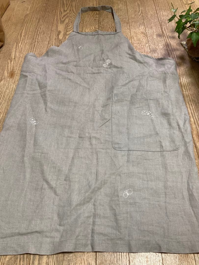 mina perhone 美品　choucho エプロン　グレー