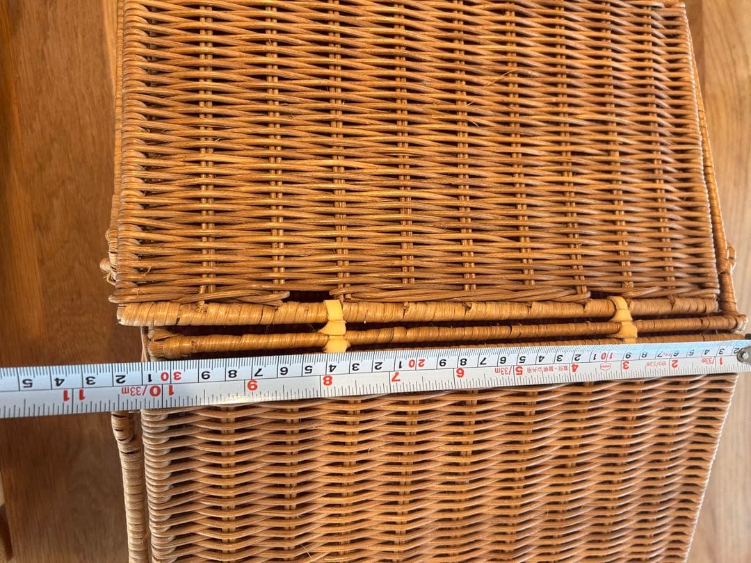 ラタン製 蓋付きバスケット 赤いストライプ