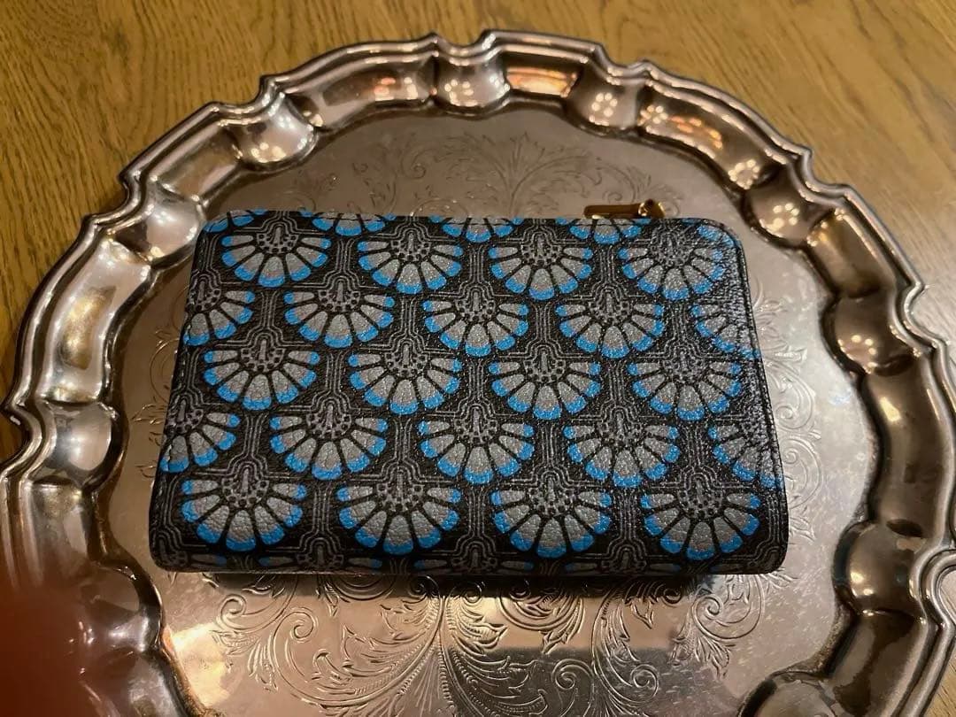 ［極美品］［正規品］miumiu 二つ折り財布 青と白の花柄　PRADA