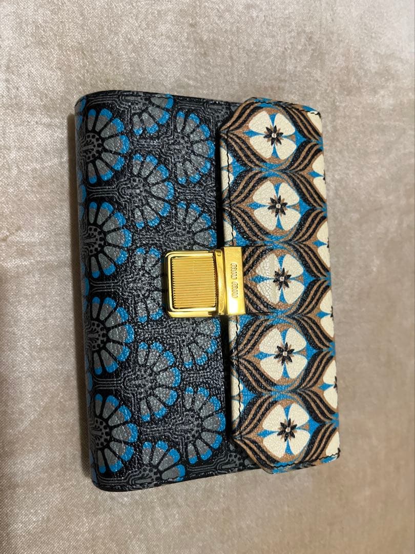 ［極美品］［正規品］miumiu 二つ折り財布 青と白の花柄　PRADA