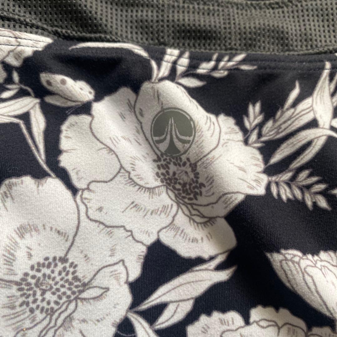 SUKARA ネイビー/ホワイト花柄ヨガウェア