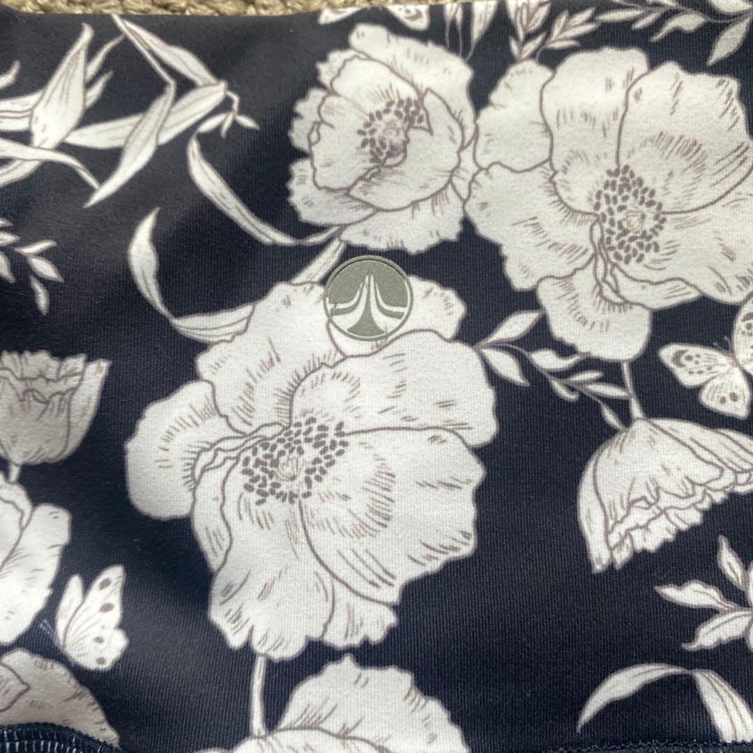 SUKARA ネイビー/ホワイト花柄ヨガウェア