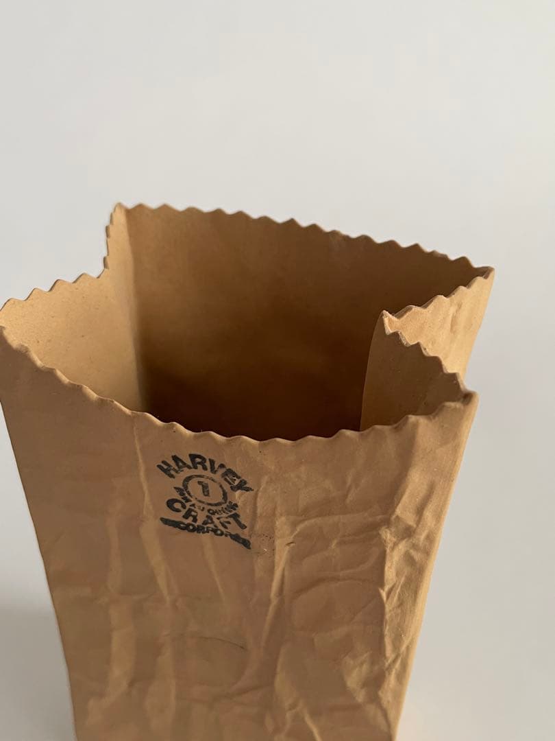 花瓶・フラワースタンド CERAMIC PAPER BAG VASE BY MICHAEL HARVEY