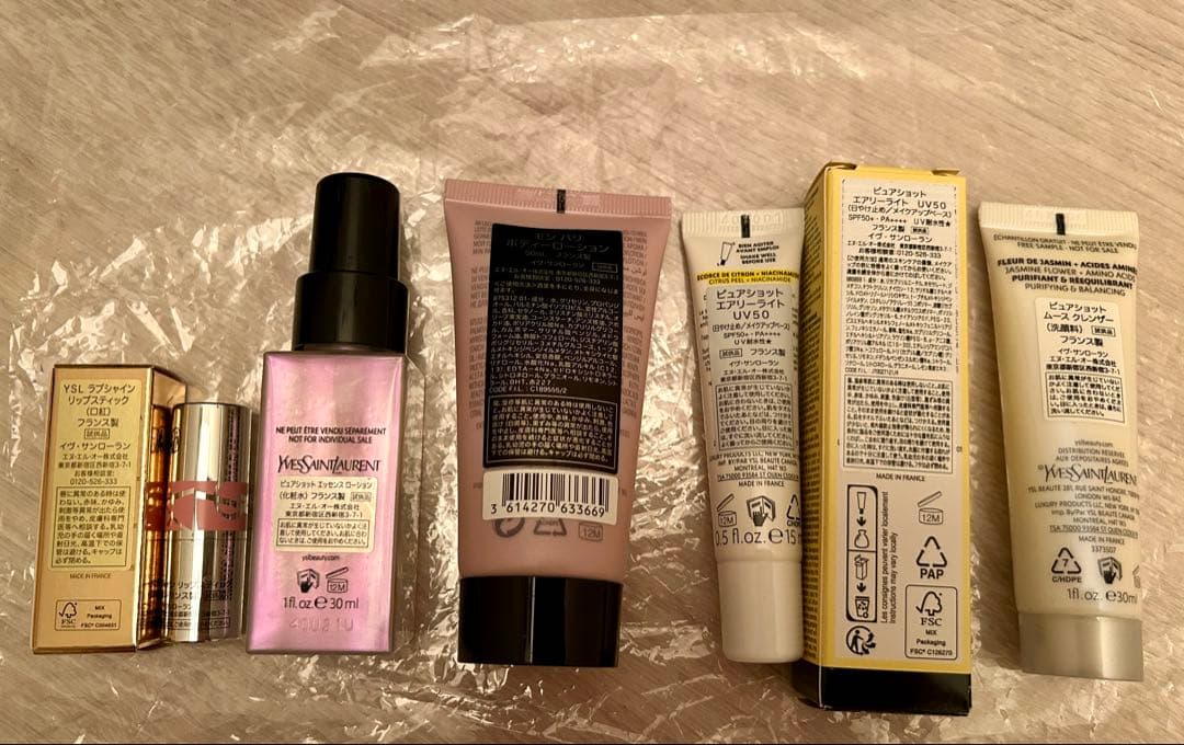 【YSL】ポーチ２個・モンパリボディローション・化粧水・UV・洗顔・リップセット