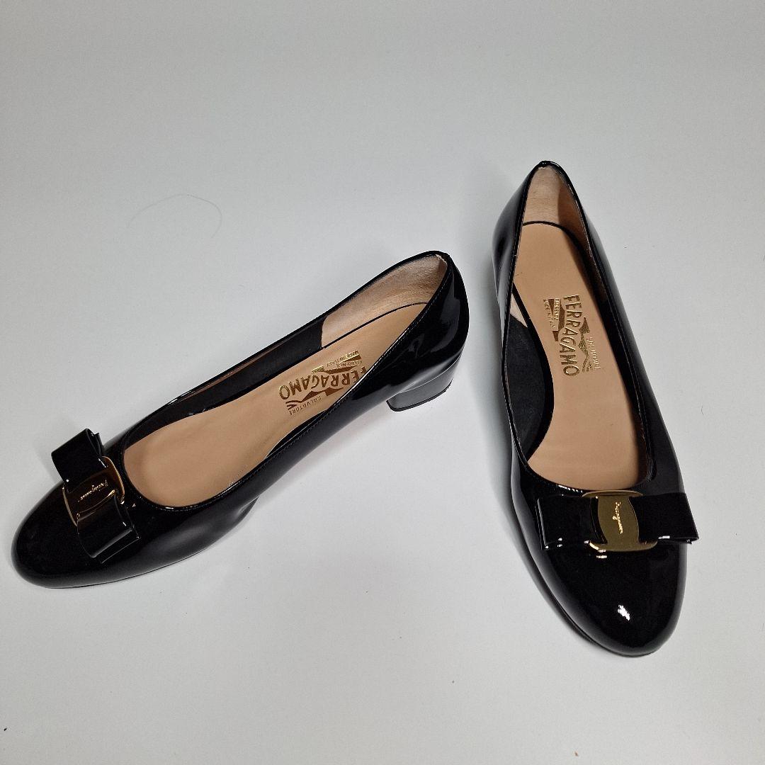 フェラガモ　エナメル太ヒール パンプス　ヴァラリボン　27cm　Vibram