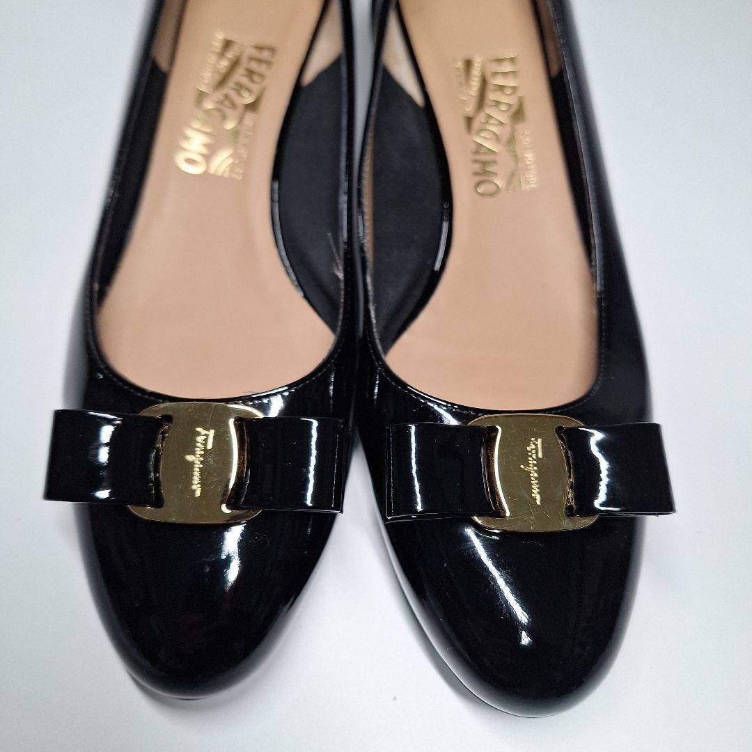 フェラガモ　エナメル太ヒール パンプス　ヴァラリボン　27cm　Vibram