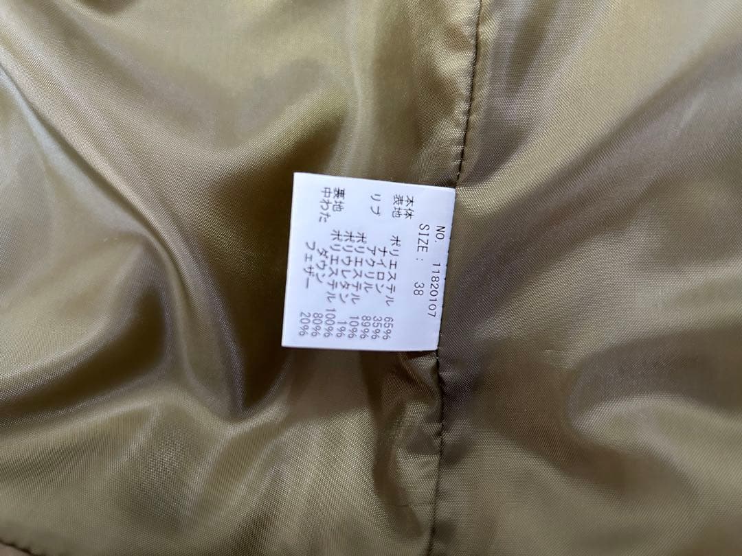 オリーブ色フード付きダウンジャケット