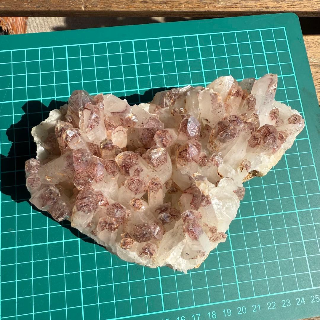 ストロベリーファントムクォーツクラスター　台座付き　ファイヤークォーツ　苺水晶⑤